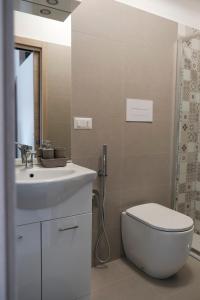 une salle de bain avec toilettes, lavabo et douche dans l'établissement Magia home, à Caserte