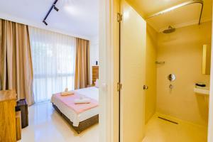 Кровать или кровати в номере La Moda Beach Hotel