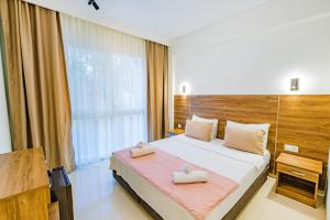Кровать или кровати в номере La Moda Beach Hotel