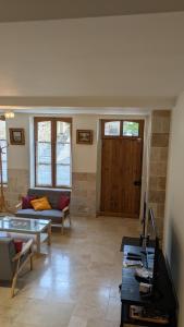 salon z kanapą i stołem w obiekcie La Maison d'à Côté w mieście Saint-Amand-en-Puisaye