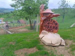 a sign that says austiniking song on a rock at Hiška na gorci in Podčetrtek