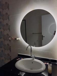 un baño con lavabo y espejo en Villa Kayan, en Luxor 15 fotos más