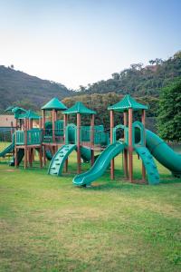 una fila di scivoli per il parco giochi di Villa Itaipava Resort & Conventions a Itaipava