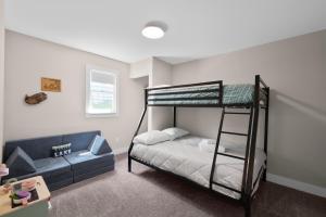 a bedroom with a bunk bed and a couch at Buckeye Lake Cottage in Buckeye Lake