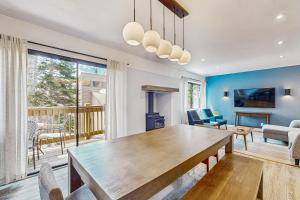 une salle à manger avec une table et un salon dans l'établissement Mammoth Ski & Racquet 93K, à Mammoth Lakes