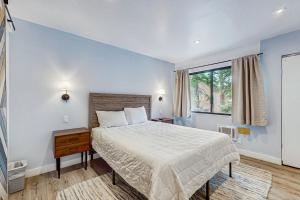 une chambre avec un lit et une fenêtre dans l'établissement Mammoth Ski & Racquet 93K, à Mammoth Lakes 47 autres photos