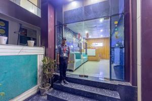 ノイダにあるHotel Vibe BLUE-Noida Sector 117の店の廊下に立っている男性