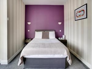 Postel nebo postele na pokoji v ubytování OYO Gin House Hotel