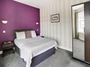 Postel nebo postele na pokoji v ubytování OYO Gin House Hotel