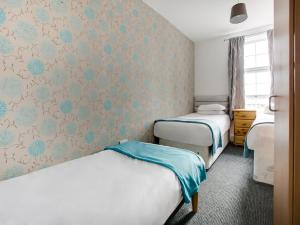 Postel nebo postele na pokoji v ubytování OYO Gin House Hotel