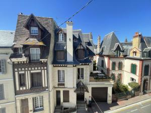 a group of older houses on a city street at Le Trouville - Hôtel de Charme in Trouville-sur-Mer