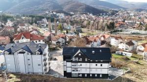 una vista aérea de una ciudad con edificios en MIL apartment Sokobanja, en Soko Banja