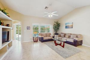 Una sala de estar con dos sofás y un televisor. en Marco Sands, en Marco Island
