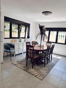 a dining room with a table and chairs at Villa Luna Blue in Brca