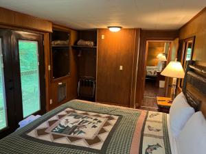 a bedroom with a bed with a picture on it at Emma's Cottage #537 in Sevierville