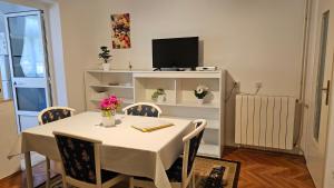 TV a/nebo společenská místnost v ubytování Apartments Gabriela