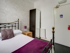 Postel nebo postele na pokoji v ubytování OYO Gin House Hotel