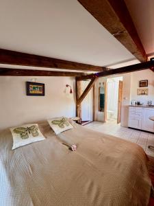 een slaapkamer met een groot bed met twee kussens erop bij Pocztówka Spod Dachu in Sopot