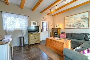 Una sala de estar con un sofá y un televisor. en Charming Downtown Adobe Casita Spacious 450 Sq Ft, King Bed and Patio, en Santa Fe