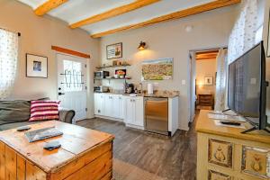 Una sala de estar con un sofá y una cocina. en Charming Downtown Adobe Casita Spacious 450 Sq Ft, King Bed and Patio, en Santa Fe