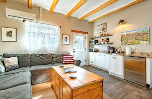 una sala de estar con un sofá y una mesa en Charming Downtown Adobe Casita Spacious 450 Sq Ft, King Bed and Patio, en Santa Fe 6 fotos más
