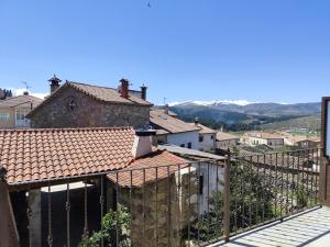 a view of a town with houses and mountains at Cumbres y Costumbres de Gredos in Hoyos del Espino
