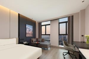 Postel nebo postele na pokoji v ubytování Atour Hotel Nantong Development Zone Aeon Mall