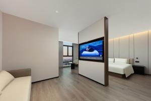 TV a/nebo společenská místnost v ubytování Atour Hotel Nantong Development Zone Aeon Mall