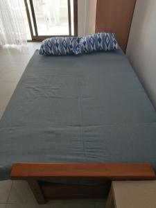 Bett in einem Zimmer mit blauer Decke in der Unterkunft Bonita piscina y playa de gandia in Puerto de Gandía + 11 Fotos