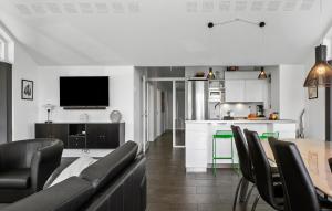 TV o dispositivi per l'intrattenimento presso 4 Bedroom Beautiful Home In Haderslev