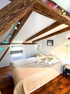 een slaapkamer met een groot bed op zolder bij Pocztówka Spod Dachu in Sopot