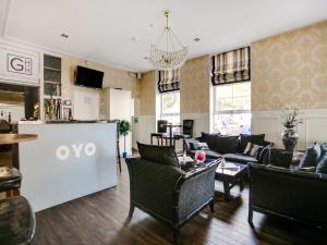 TV a/nebo společenská místnost v ubytování OYO Gin House Hotel