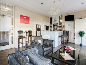 Kuchyň nebo kuchyňský kout v ubytování OYO Gin House Hotel