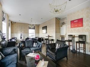 Posezení v ubytování OYO Gin House Hotel