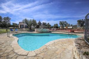 The swimming pool at or close to trullo degli ulivi con piscina e vasca per bambini