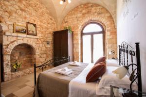 A bed or beds in a room at trullo degli ulivi con piscina e vasca per bambini