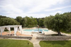 The swimming pool at or close to trullo degli ulivi con piscina e vasca per bambini