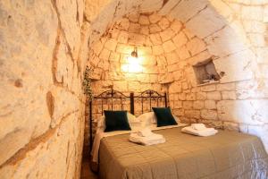 A bed or beds in a room at trullo degli ulivi con piscina e vasca per bambini Még 37 kép