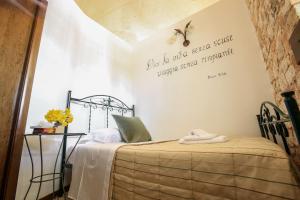 A bed or beds in a room at trullo degli ulivi con piscina e vasca per bambini
