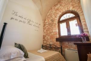 A bed or beds in a room at trullo degli ulivi con piscina e vasca per bambini
