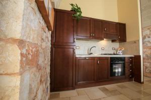 A kitchen or kitchenette at trullo degli ulivi con piscina e vasca per bambini