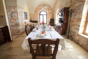 Kép trullo degli ulivi con piscina e vasca per bambini szállásáról San Michele Salentinóban a galériában