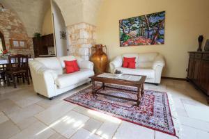 A seating area at trullo degli ulivi con piscina e vasca per bambini