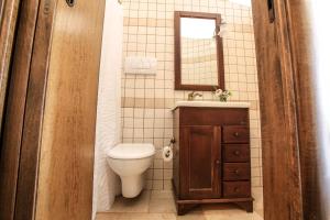 A bathroom at trullo degli ulivi con piscina e vasca per bambini
