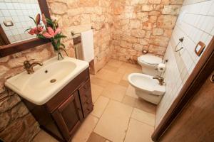 A bathroom at trullo degli ulivi con piscina e vasca per bambini