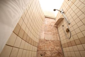 A bathroom at trullo degli ulivi con piscina e vasca per bambini