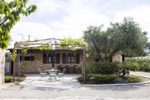 A garden outside trullo degli ulivi con piscina e vasca per bambini