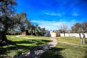A garden outside trullo degli ulivi con piscina e vasca per bambini