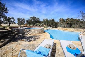 The swimming pool at or close to trullo degli ulivi con piscina e vasca per bambini