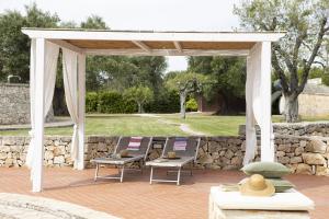 A garden outside trullo degli ulivi con piscina e vasca per bambini